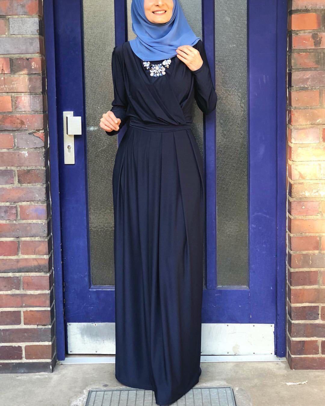 Muslim Women's Solid Color Long with V-Neck and Swing outfit - Trendy Mix