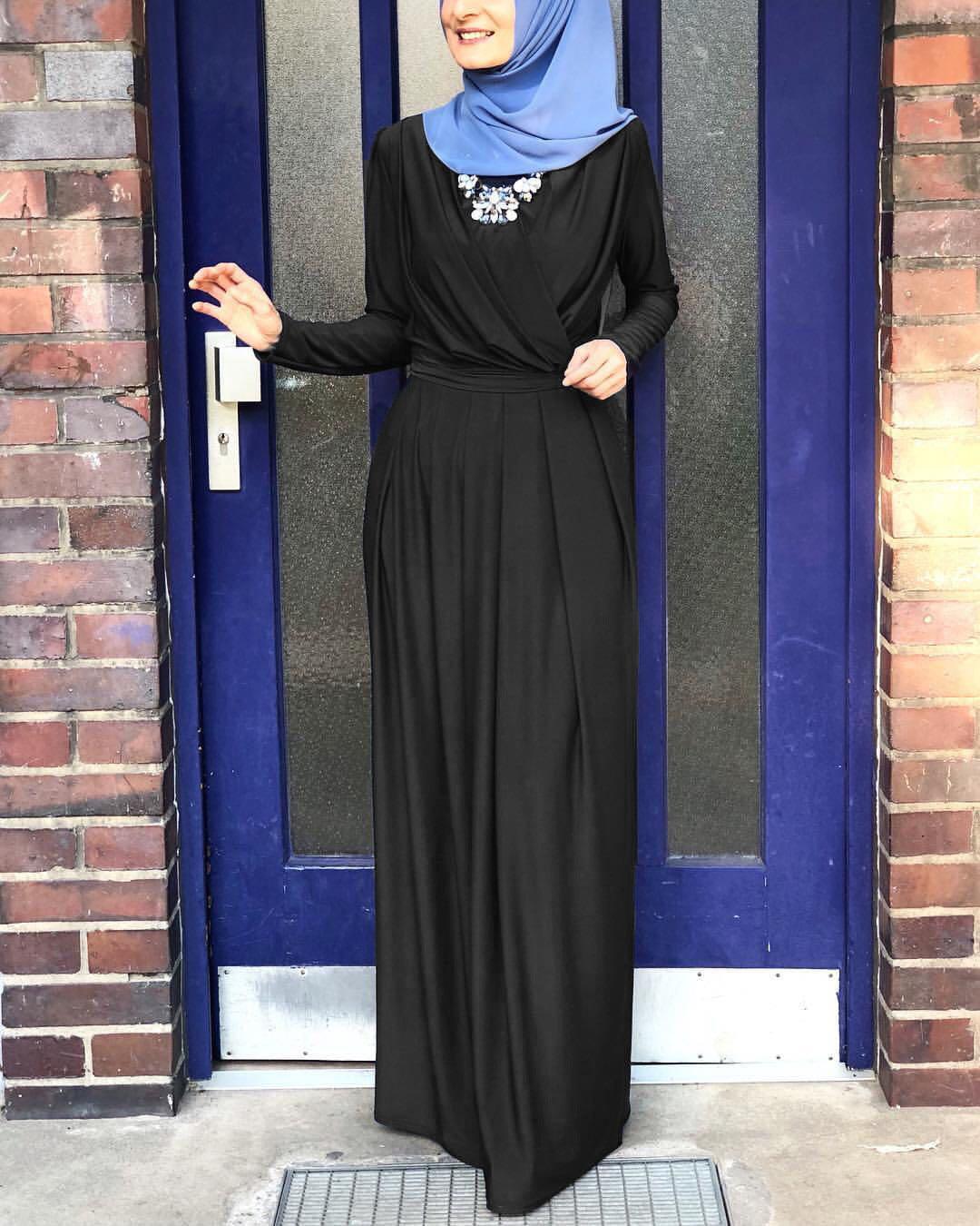 Muslim Women's Solid Color Long with V-Neck and Swing outfit - Trendy Mix