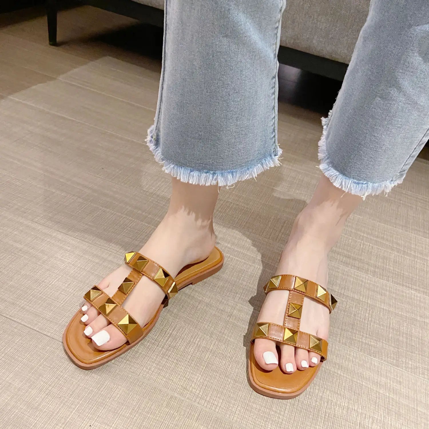 Internet Celebrity Rivet Fashion Sexy Flat Slippers Beach Fashionable Ladies Shoes