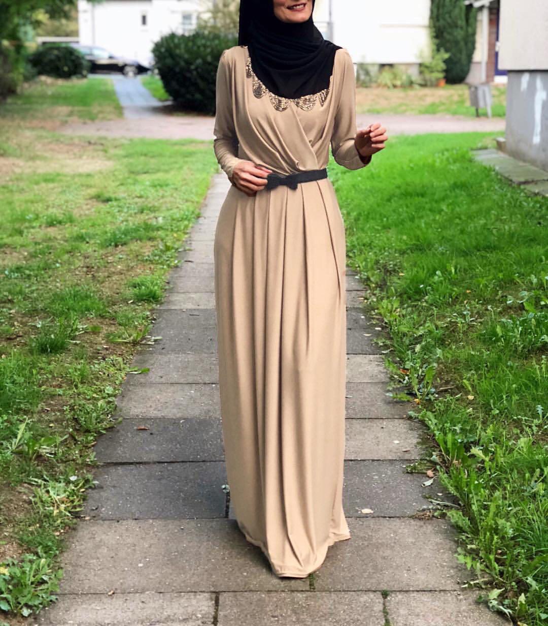 Muslim Women's Solid Color Long with V-Neck and Swing outfit - Trendy Mix