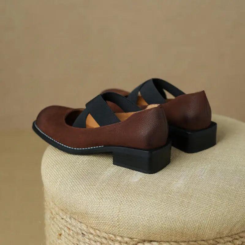 Cowhide Retro Low Heel Elastic Belt Shallow Mouth Pumps - Trendy Mix