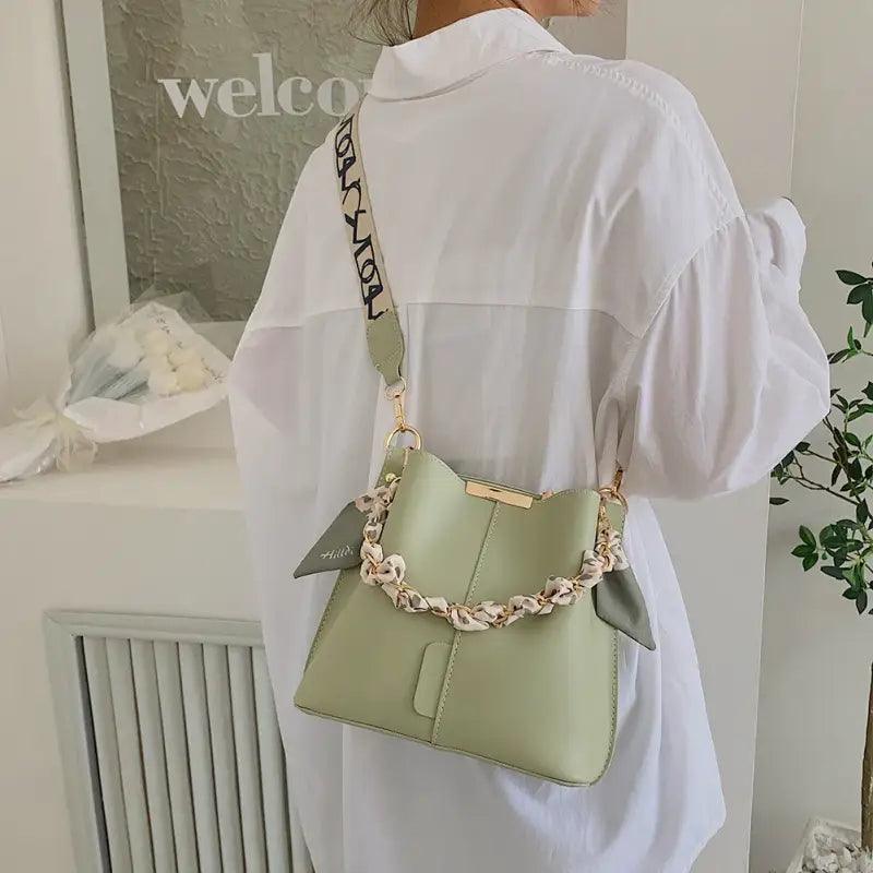 Chic Chain-Detail Bucket Handbag - Trendy Mix