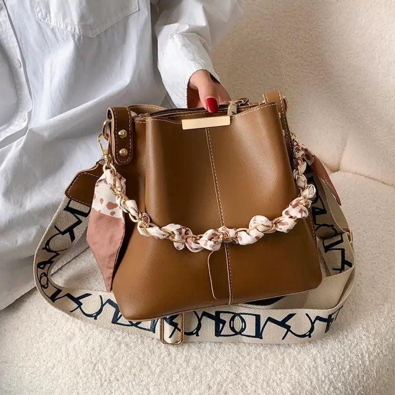 Chic Chain-Detail Bucket Handbag - Trendy Mix