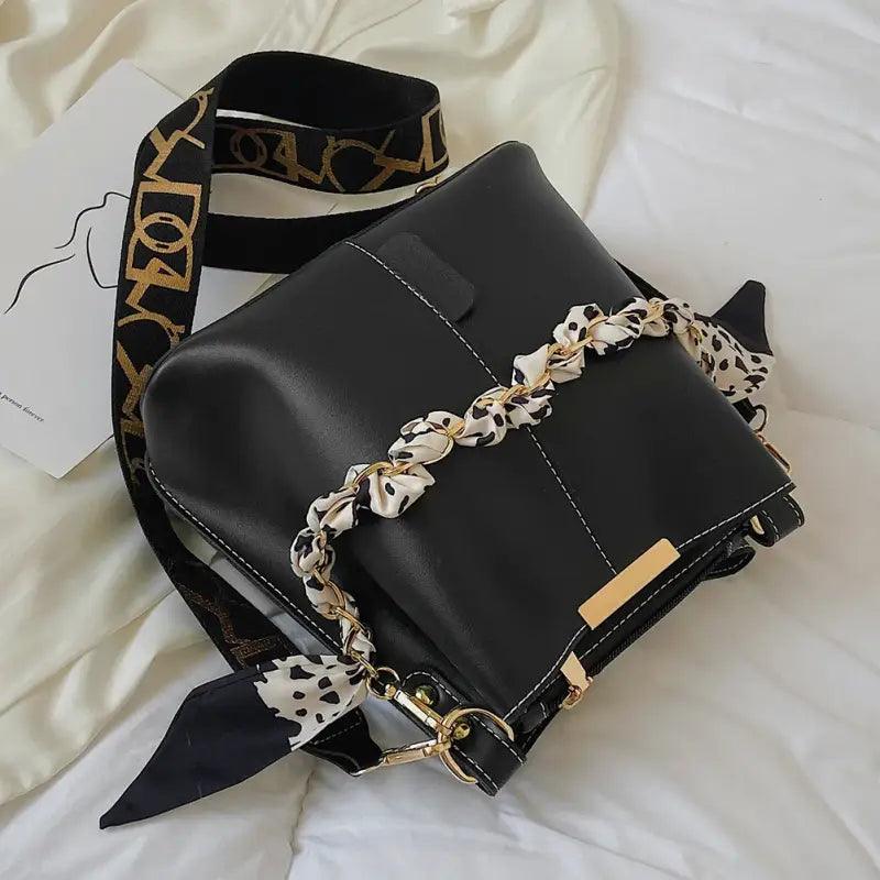 Chic Chain-Detail Bucket Handbag - Trendy Mix