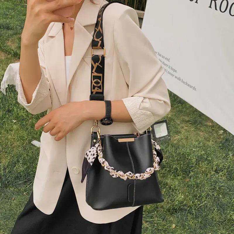 Chic Chain-Detail Bucket Handbag - Trendy Mix