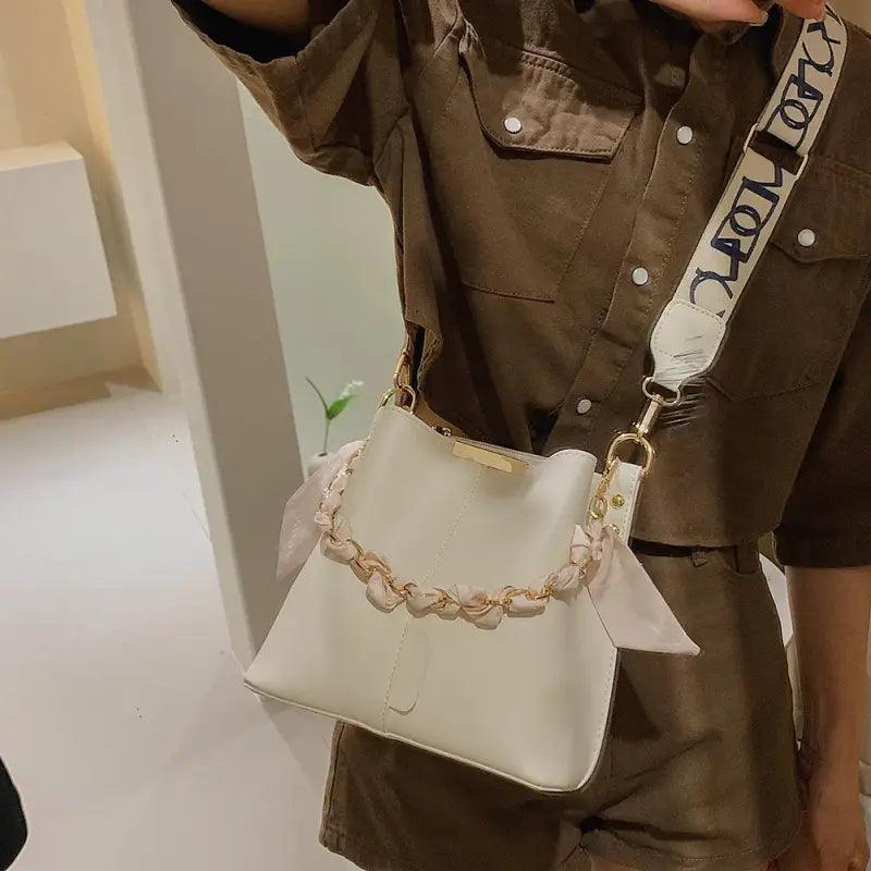 Chic Chain-Detail Bucket Handbag - Trendy Mix