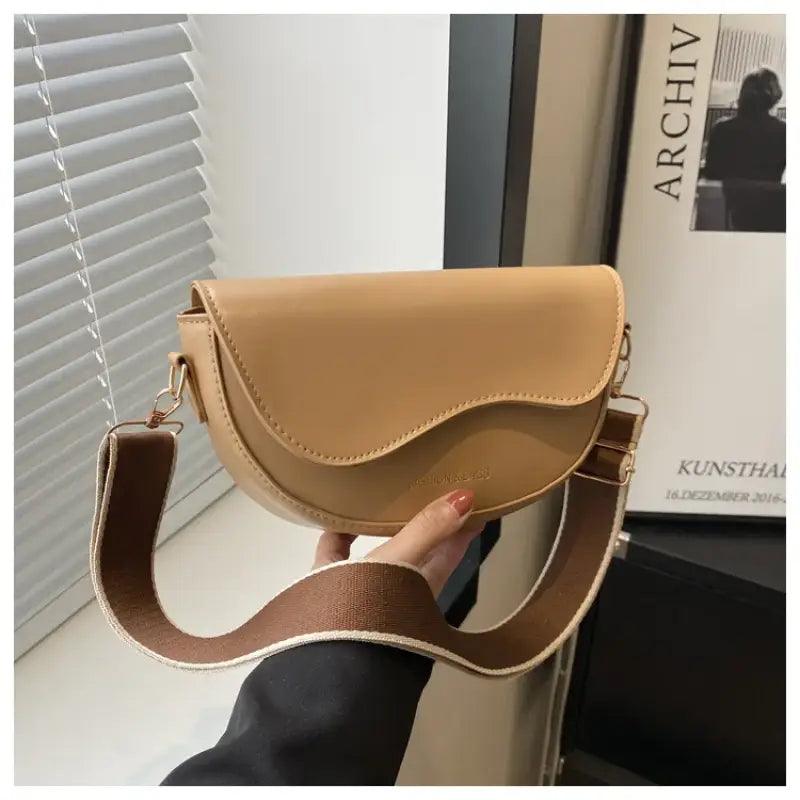 Retro Elegance Saddle Crossbody Bag - Trendy Mix