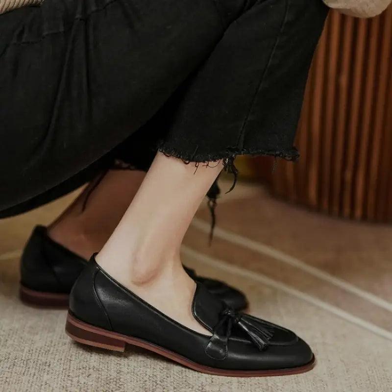 Chic Women’s Retro Tassel Low Heel Leather Footwear - Trendy Mix